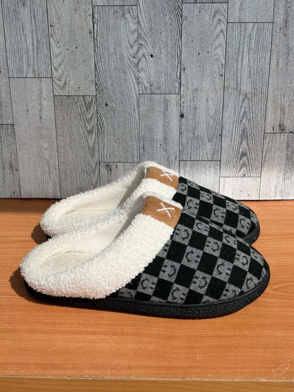 Checkerboard Smiley Face Foam Slippers Women’s medium (7-8)